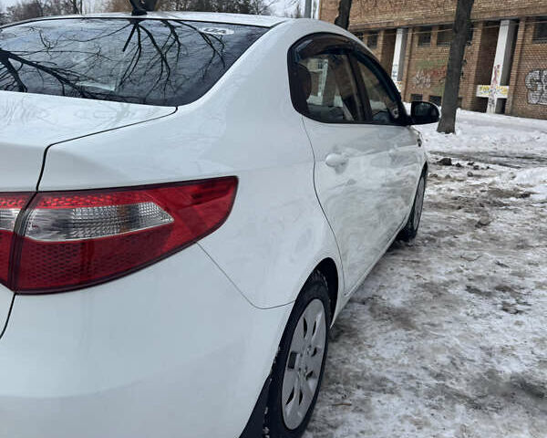 Белый Киа Рио, объемом двигателя 1.4 л и пробегом 178 тыс. км за 7500 $, фото 12 на Automoto.ua
