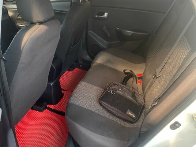 Белый Киа Рио, объемом двигателя 1.4 л и пробегом 255 тыс. км за 7000 $, фото 6 на Automoto.ua