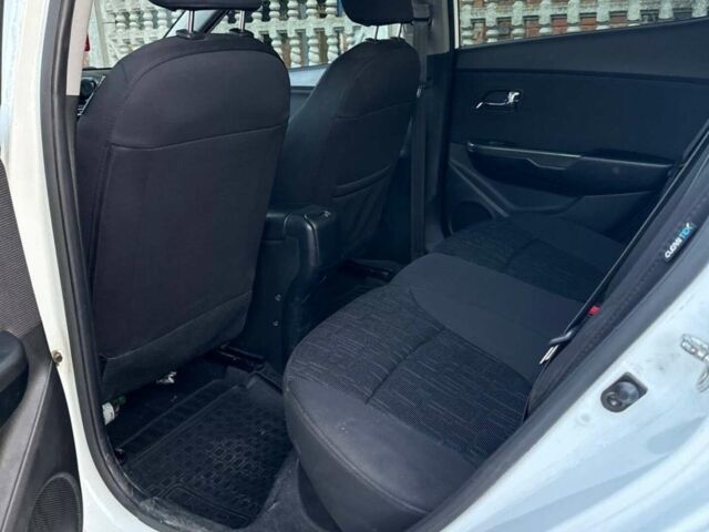 Белый Киа Рио, объемом двигателя 1.59 л и пробегом 233 тыс. км за 8300 $, фото 3 на Automoto.ua