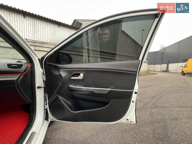 Белый Киа Рио, объемом двигателя 1.4 л и пробегом 246 тыс. км за 6550 $, фото 23 на Automoto.ua