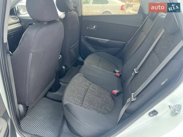 Белый Киа Рио, объемом двигателя 1.4 л и пробегом 125 тыс. км за 8300 $, фото 27 на Automoto.ua