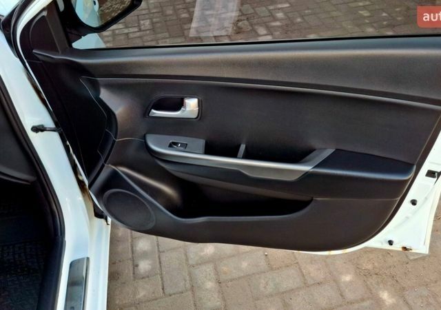 Белый Киа Рио, объемом двигателя 1.4 л и пробегом 87 тыс. км за 8750 $, фото 42 на Automoto.ua