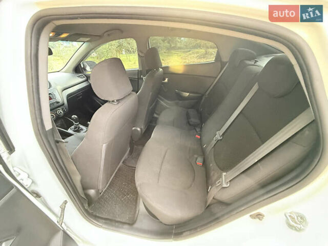 Белый Киа Рио, объемом двигателя 1.4 л и пробегом 301 тыс. км за 5999 $, фото 18 на Automoto.ua