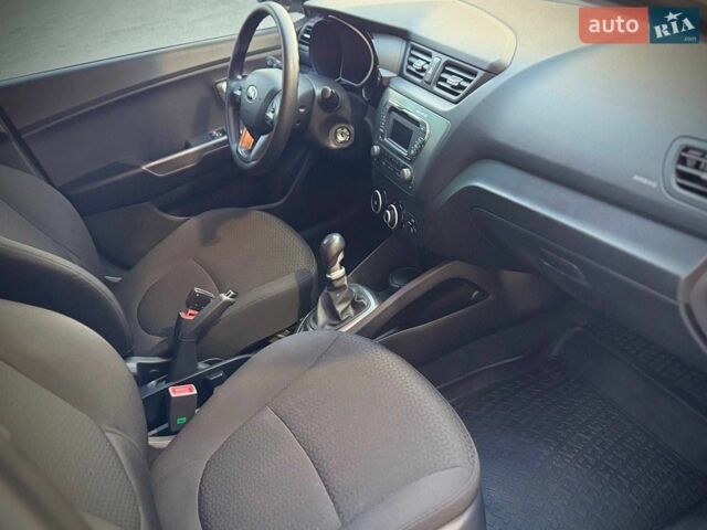 Белый Киа Рио, объемом двигателя 1.4 л и пробегом 73 тыс. км за 7950 $, фото 7 на Automoto.ua