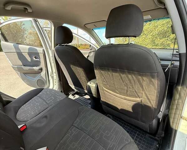 Білий Кіа Ріо, об'ємом двигуна 1.59 л та пробігом 106 тис. км за 8400 $, фото 14 на Automoto.ua