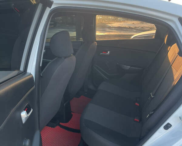 Білий Кіа Ріо, об'ємом двигуна 1.4 л та пробігом 248 тис. км за 7499 $, фото 8 на Automoto.ua