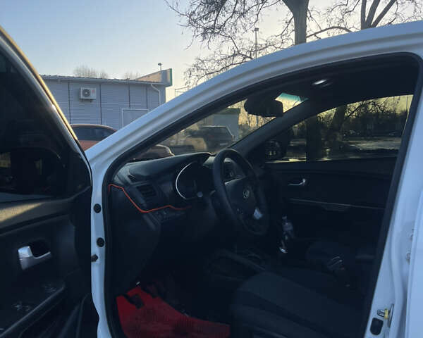 Білий Кіа Ріо, об'ємом двигуна 1.4 л та пробігом 248 тис. км за 7499 $, фото 7 на Automoto.ua