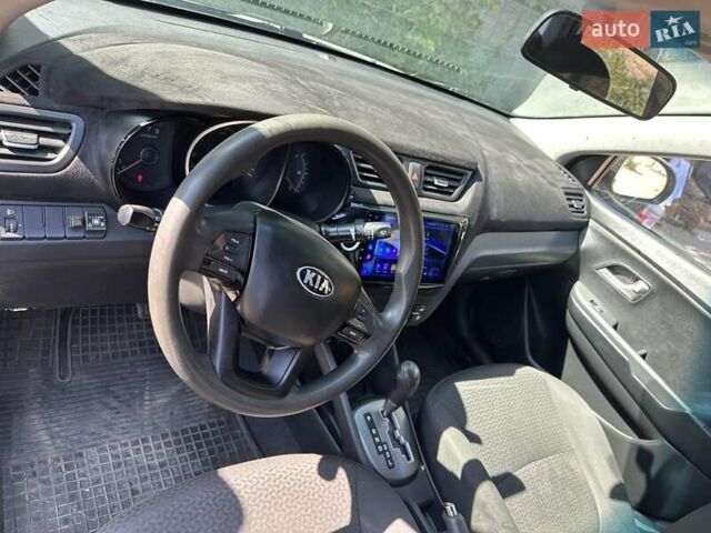 Белый Киа Рио, объемом двигателя 1.4 л и пробегом 270 тыс. км за 7500 $, фото 2 на Automoto.ua