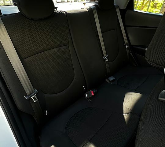 Белый Киа Рио, объемом двигателя 1.4 л и пробегом 176 тыс. км за 8000 $, фото 6 на Automoto.ua