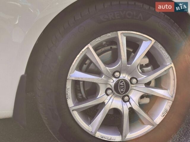 Белый Киа Рио, объемом двигателя 1.4 л и пробегом 86 тыс. км за 9500 $, фото 10 на Automoto.ua