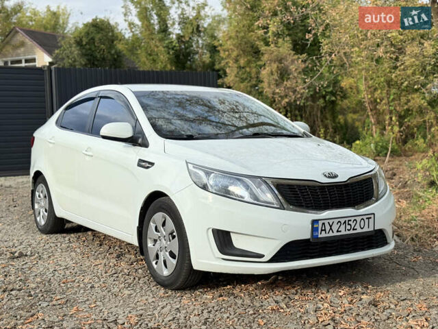 Білий Кіа Ріо, об'ємом двигуна 1.4 л та пробігом 301 тис. км за 6100 $, фото 2 на Automoto.ua