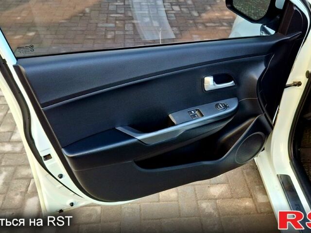 Білий Кіа Ріо, об'ємом двигуна 1.4 л та пробігом 87 тис. км за 8750 $, фото 12 на Automoto.ua