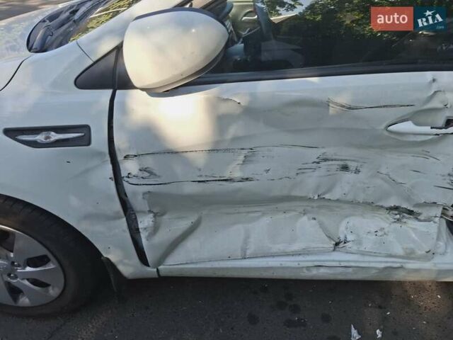 Белый Киа Рио, объемом двигателя 1.4 л и пробегом 108 тыс. км за 4000 $, фото 1 на Automoto.ua