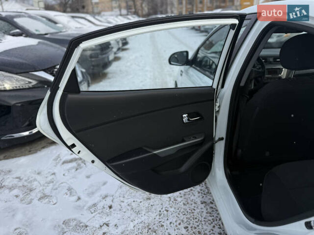Белый Киа Рио, объемом двигателя 1.6 л и пробегом 148 тыс. км за 7800 $, фото 14 на Automoto.ua