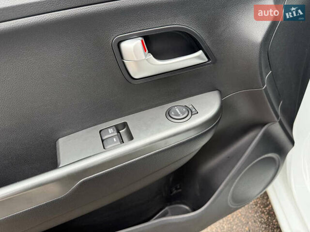 Белый Киа Рио, объемом двигателя 1.4 л и пробегом 23 тыс. км за 9900 $, фото 14 на Automoto.ua