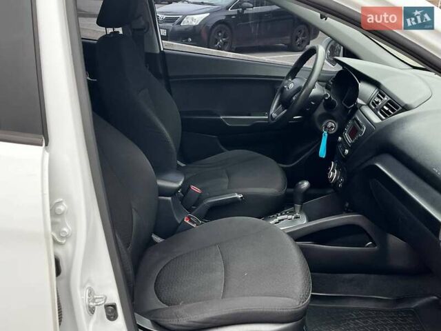 Белый Киа Рио, объемом двигателя 1.4 л и пробегом 125 тыс. км за 8000 $, фото 11 на Automoto.ua