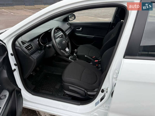 Белый Киа Рио, объемом двигателя 1.4 л и пробегом 23 тыс. км за 9900 $, фото 18 на Automoto.ua