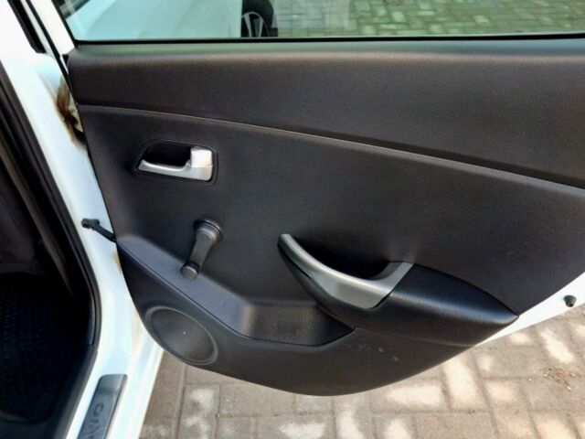 Белый Киа Рио, объемом двигателя 1.4 л и пробегом 87 тыс. км за 8750 $, фото 16 на Automoto.ua