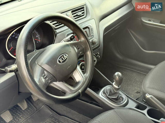 Білий Кіа Ріо, об'ємом двигуна 1.4 л та пробігом 299 тис. км за 5800 $, фото 12 на Automoto.ua