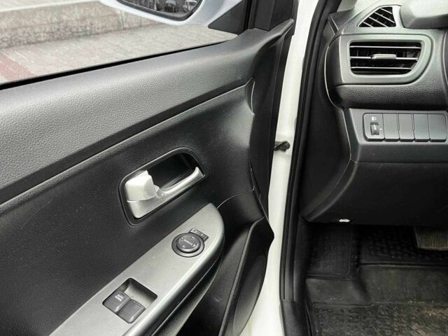 Белый Киа Рио, объемом двигателя 1.4 л и пробегом 125 тыс. км за 8000 $, фото 14 на Automoto.ua