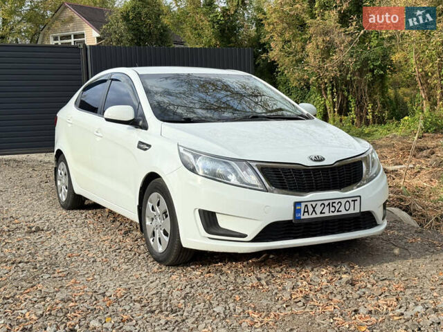 Білий Кіа Ріо, об'ємом двигуна 1.4 л та пробігом 301 тис. км за 6100 $, фото 3 на Automoto.ua