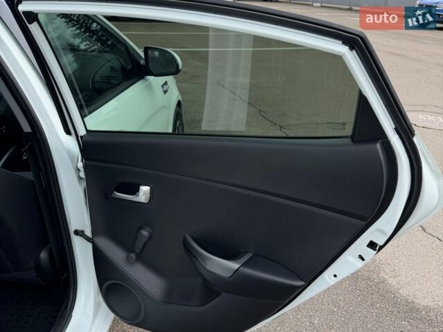 Білий Кіа Ріо, об'ємом двигуна 1.4 л та пробігом 139 тис. км за 8200 $, фото 36 на Automoto.ua