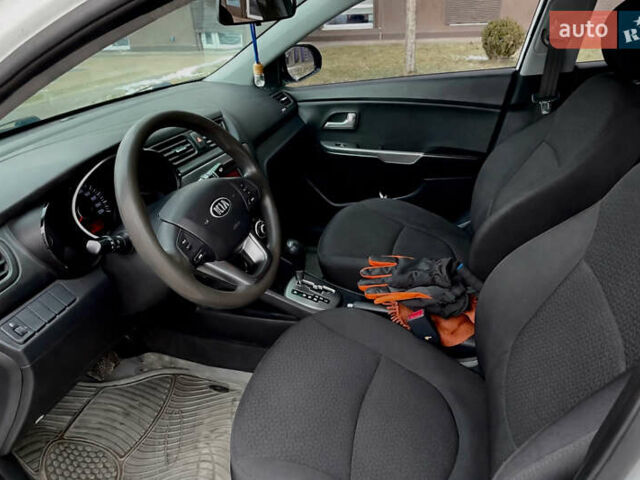 Білий Кіа Ріо, об'ємом двигуна 1.4 л та пробігом 210 тис. км за 6050 $, фото 10 на Automoto.ua