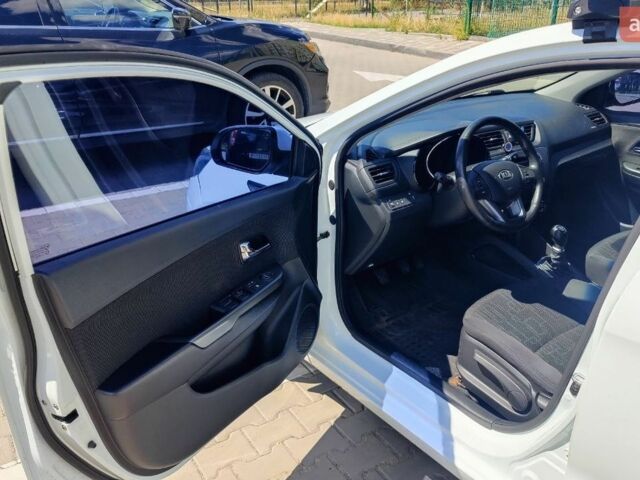 Белый Киа Рио, объемом двигателя 1.59 л и пробегом 130 тыс. км за 7400 $, фото 49 на Automoto.ua