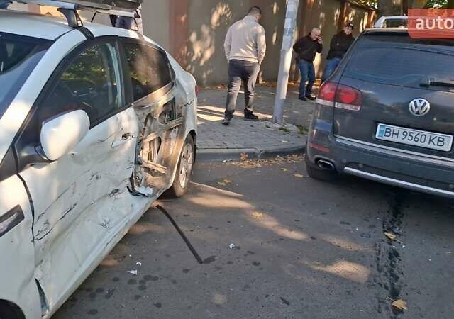 Белый Киа Рио, объемом двигателя 1.4 л и пробегом 108 тыс. км за 4000 $, фото 10 на Automoto.ua