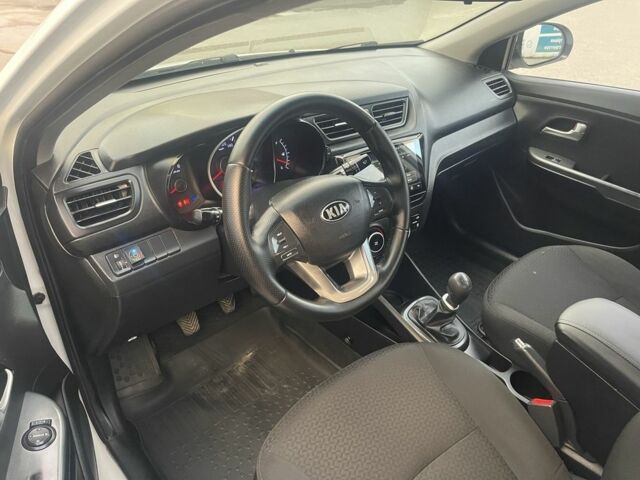 Белый Киа Рио, объемом двигателя 1.4 л и пробегом 141 тыс. км за 6300 $, фото 5 на Automoto.ua