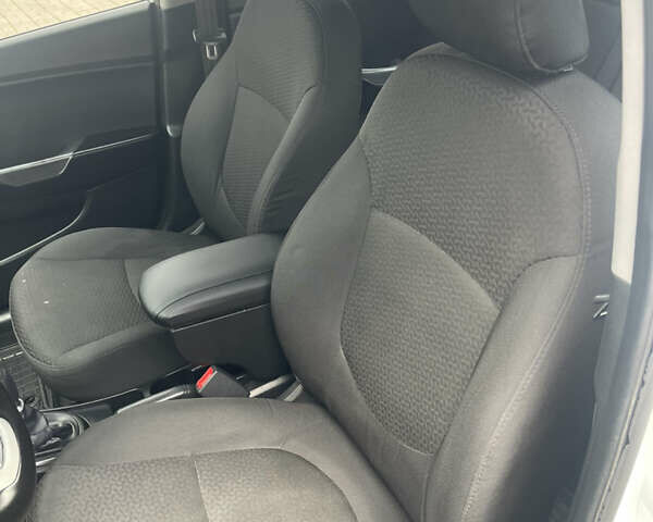 Білий Кіа Ріо, об'ємом двигуна 1.4 л та пробігом 141 тис. км за 6500 $, фото 8 на Automoto.ua