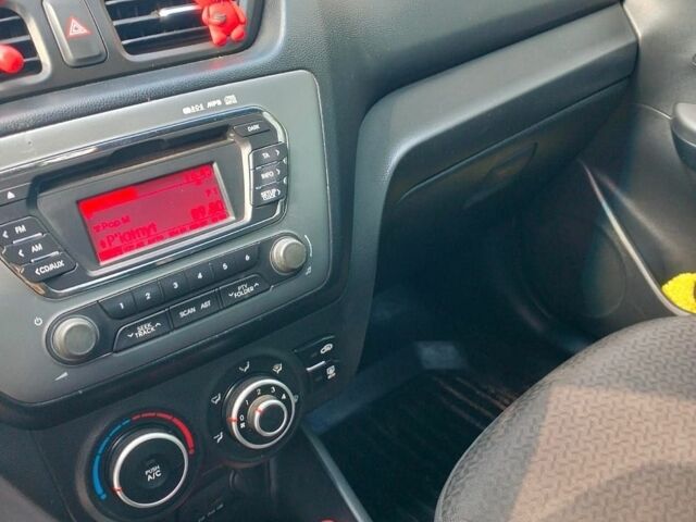 Білий Кіа Ріо, об'ємом двигуна 1.4 л та пробігом 84 тис. км за 8200 $, фото 5 на Automoto.ua