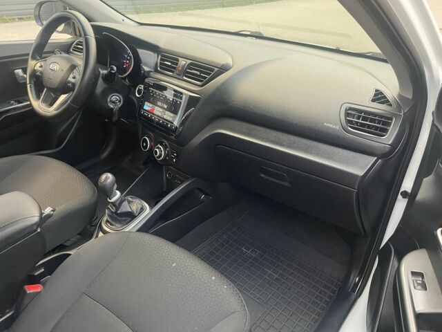 Белый Киа Рио, объемом двигателя 1.4 л и пробегом 141 тыс. км за 6300 $, фото 6 на Automoto.ua