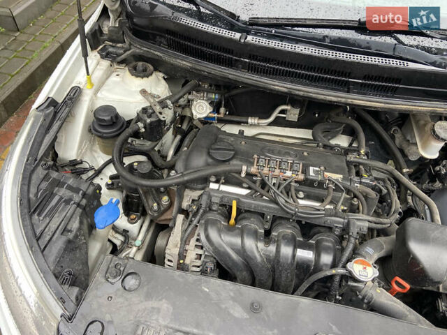 Белый Киа Рио, объемом двигателя 1.59 л и пробегом 89 тыс. км за 10600 $, фото 6 на Automoto.ua