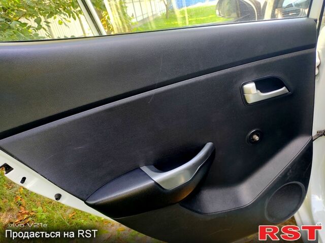 Белый Киа Рио, объемом двигателя 1.4 л и пробегом 139 тыс. км за 6000 $, фото 4 на Automoto.ua