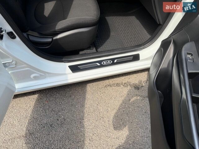 Белый Киа Рио, объемом двигателя 1.4 л и пробегом 143 тыс. км за 9199 $, фото 14 на Automoto.ua
