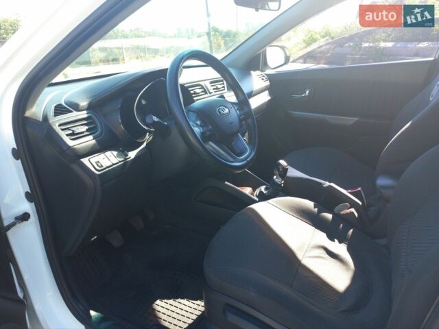 Белый Киа Рио, объемом двигателя 1.6 л и пробегом 218 тыс. км за 8000 $, фото 7 на Automoto.ua