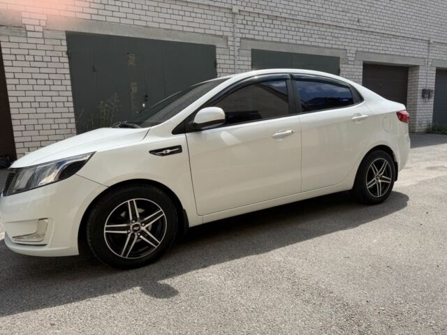 Белый Киа Рио, объемом двигателя 1.4 л и пробегом 143 тыс. км за 8917 $, фото 1 на Automoto.ua