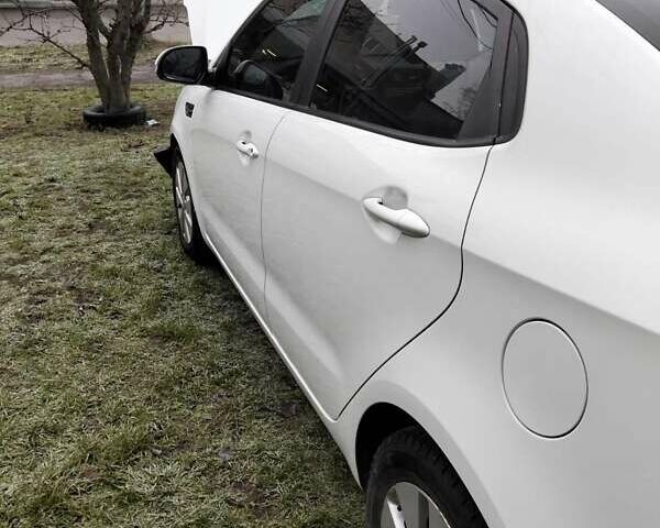 Белый Киа Рио, объемом двигателя 1.59 л и пробегом 102 тыс. км за 3700 $, фото 7 на Automoto.ua