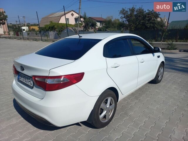 Белый Киа Рио, объемом двигателя 1.6 л и пробегом 218 тыс. км за 8000 $, фото 3 на Automoto.ua