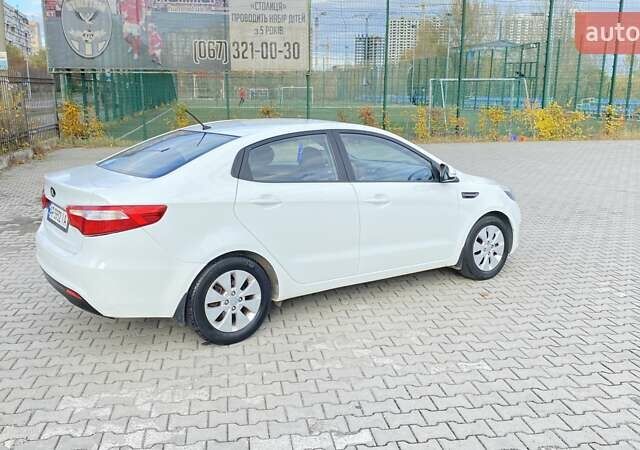 Киа Рио 2014 в Киеве на Automoto.ua Белый Киа Рио, объемом двигателя 1.59 л и пробегом 69 тыс. км за 8499 $, фото 3 на Automoto.ua