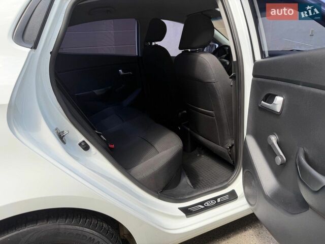 Белый Киа Рио, объемом двигателя 1.4 л и пробегом 143 тыс. км за 9199 $, фото 12 на Automoto.ua