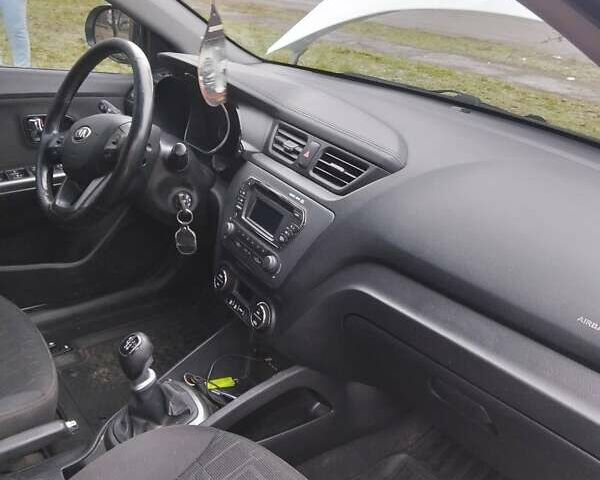 Белый Киа Рио, объемом двигателя 1.59 л и пробегом 102 тыс. км за 3700 $, фото 9 на Automoto.ua