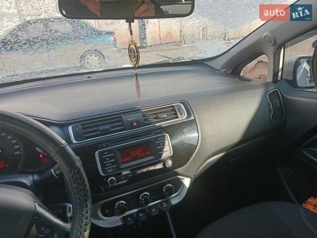Белый Киа Рио, объемом двигателя 1.4 л и пробегом 136 тыс. км за 4000 $, фото 5 на Automoto.ua