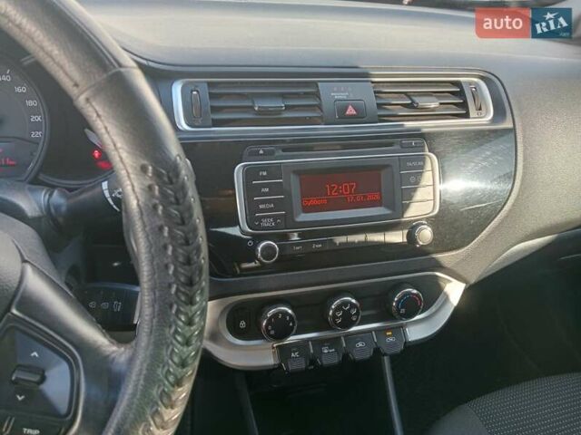 Белый Киа Рио, объемом двигателя 1.4 л и пробегом 136 тыс. км за 4000 $, фото 2 на Automoto.ua