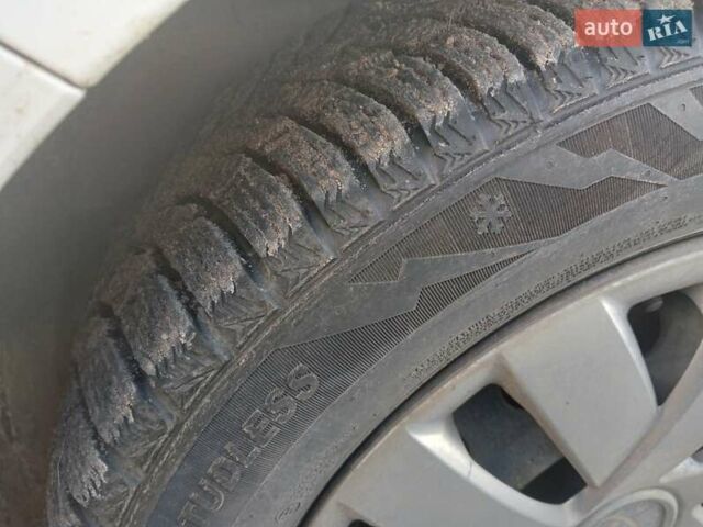 Белый Киа Рио, объемом двигателя 1.4 л и пробегом 136 тыс. км за 4000 $, фото 4 на Automoto.ua