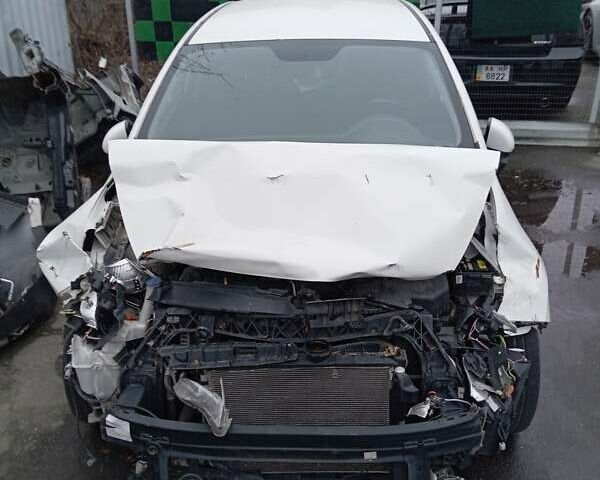 Белый Киа Рио, объемом двигателя 1.4 л и пробегом 85 тыс. км за 3000 $, фото 7 на Automoto.ua