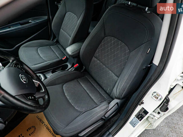 Білий Кіа Ріо, об'ємом двигуна 1.4 л та пробігом 193 тис. км за 9864 $, фото 8 на Automoto.ua