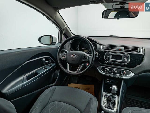 Білий Кіа Ріо, об'ємом двигуна 1.4 л та пробігом 193 тис. км за 9864 $, фото 10 на Automoto.ua
