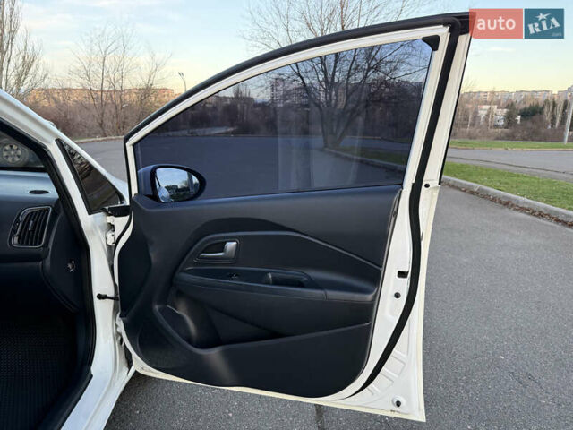 Білий Кіа Ріо, об'ємом двигуна 1.4 л та пробігом 132 тис. км за 9300 $, фото 23 на Automoto.ua